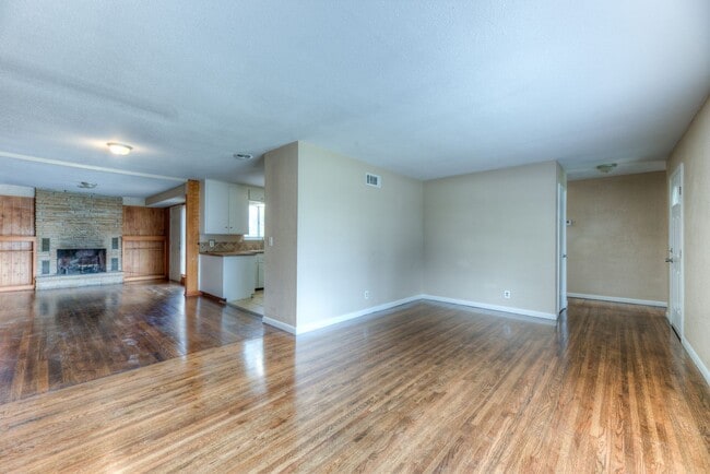 Building Photo - For Lease | Mid-town Tulsa | $1300 Rent