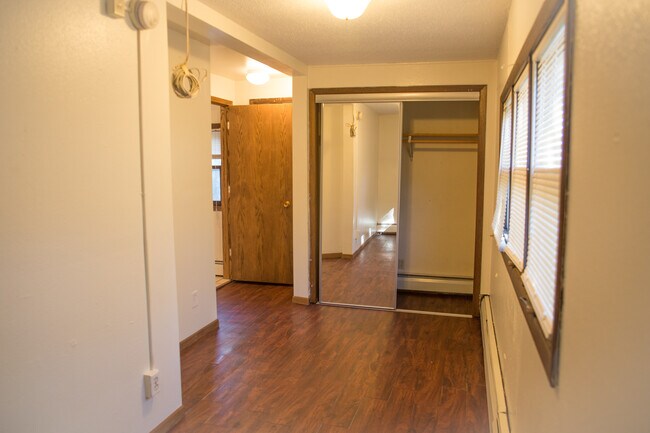 Building Photo - 513 8th Ave SE