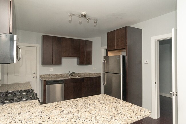 Building Photo - 2968 N Ridgeway Ave