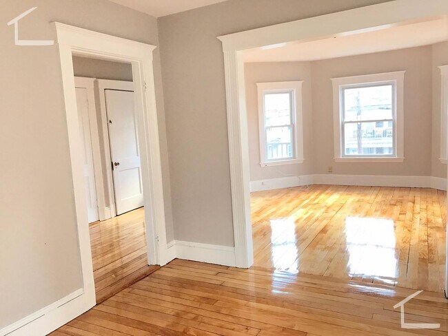 Building Photo - AMAZING 4 BED 2 BATH UNIT!!!!