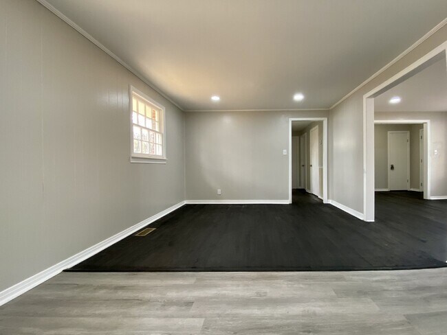 Foto del edificio - "Charming 3-Bedroom Rental with Hardwood Floors in Florence, AL - A Must-See!"