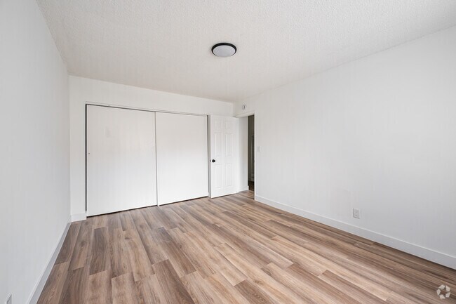 2BR, 1.5BA - 900SF - Primary Bedroom - 1425 W Stoneridge Ct.