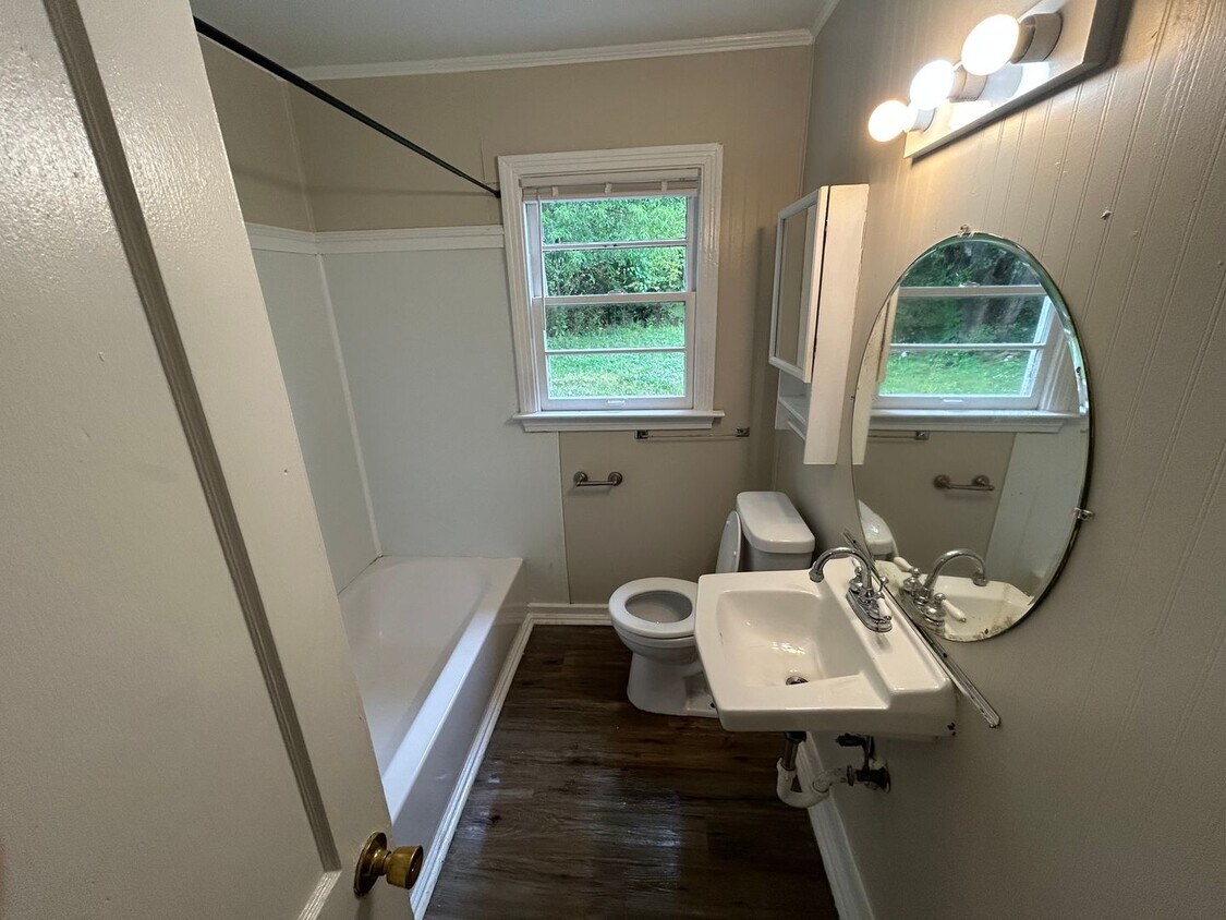 Foto del edificio - 3206 Brook Manor Ave NW