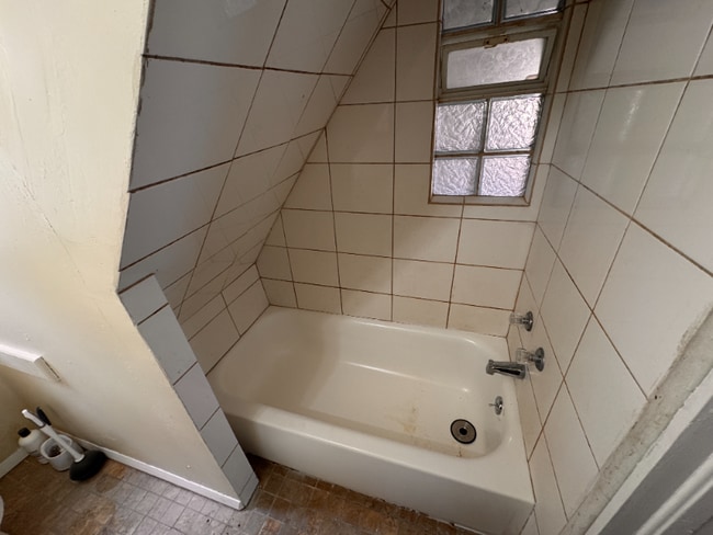 Building Photo - 2006 W Lincoln Ave