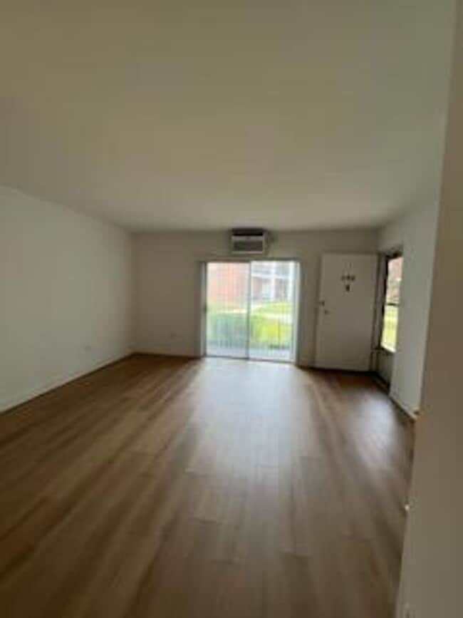 Building Photo - Elmhurst One Bedroom Apartment ~ Parking Included ~ Cats Welcome
