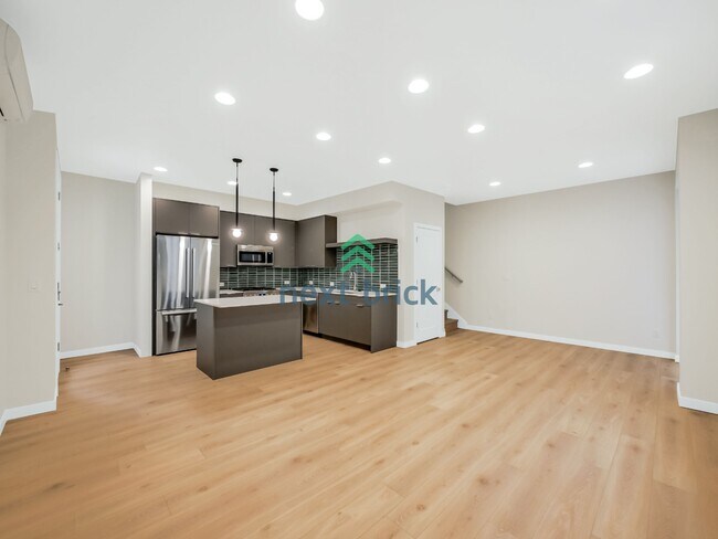 Foto del edificio - Stunning 2023-Built Crown Hill Townhome | 3 Bed | 2 Bath | Modern Finishes & Prime Seattle Location