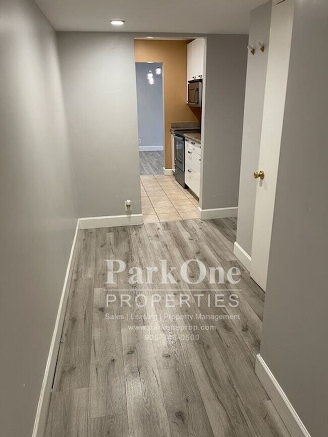 Foto del edificio - Spacious Condo Near Downtown Walnut Creek ...