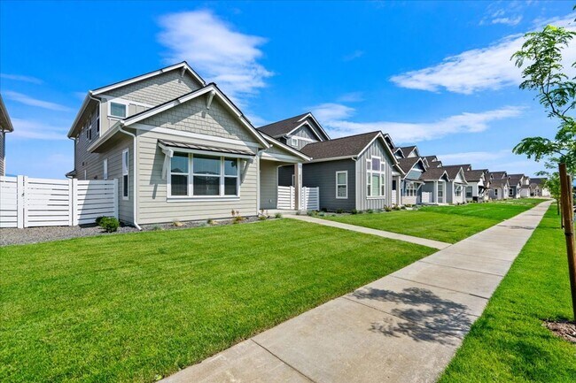 Foto del edificio - Brand New, Stylish 4-Bedroom Home with Vaulted Ceilings and Private Patio