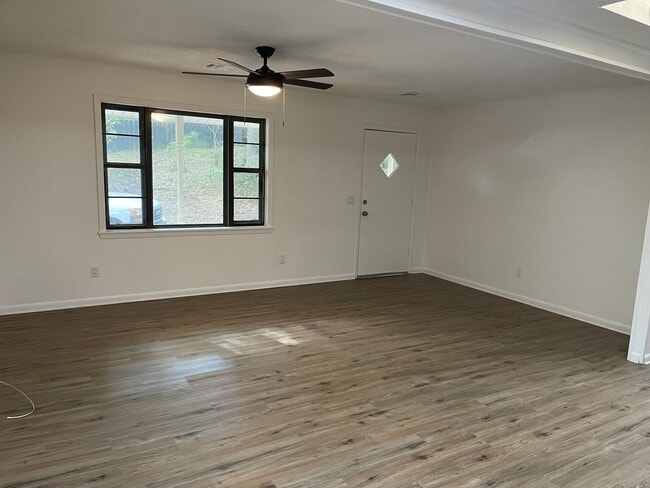 Building Photo - Cutie and move-in ready