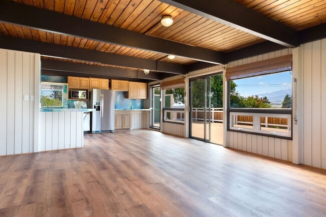 Building Photo - 3 Bedroom / 2 Bath Pet Friendly Home In Waimea!