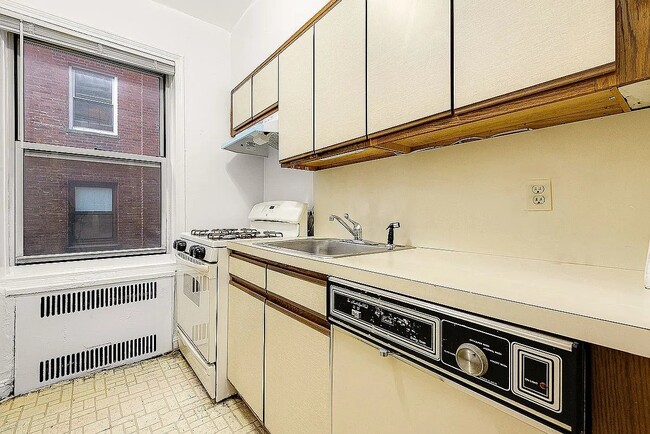 Building Photo - 110-35 72nd Rd