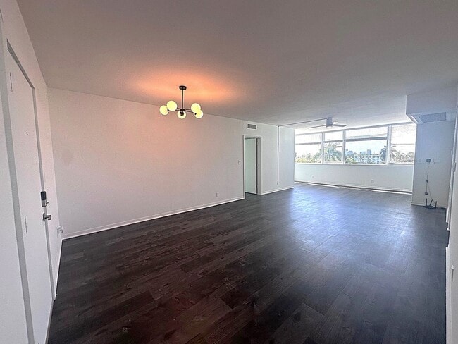 Foto del edificio - Large Updated 2BR/2BA Bath Condo - Steps from Fort Lauderdale Beach!