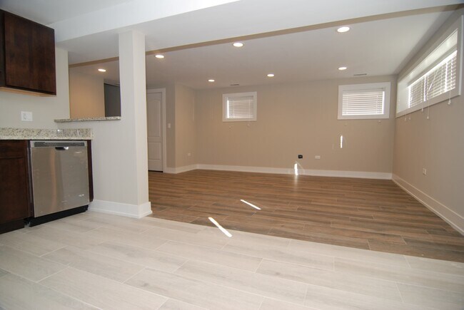 Building Photo - 6522 N Francisco Ave