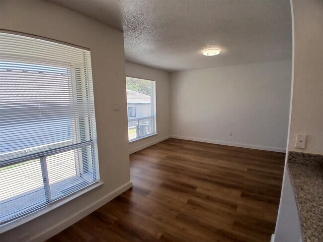 Foto del edificio - 10111 Golden Meadow Dr