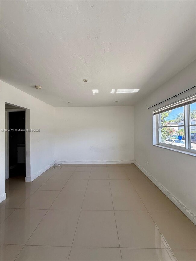 Foto del edificio - 560 NE 67th St