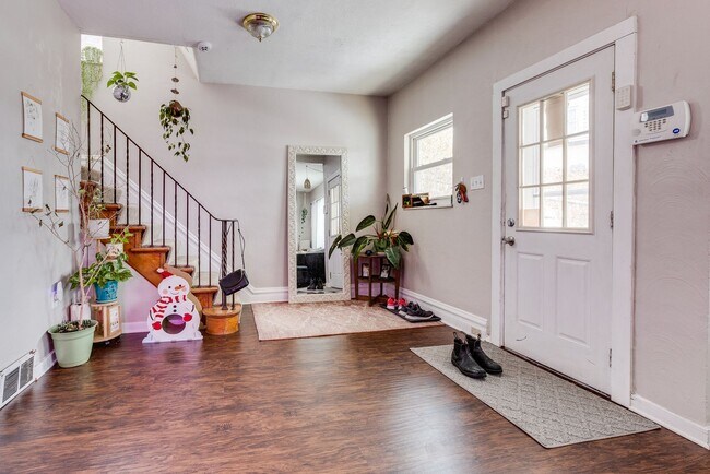 Building Photo - AVAILABLE AUGUST - Check out this 3 bedroo...