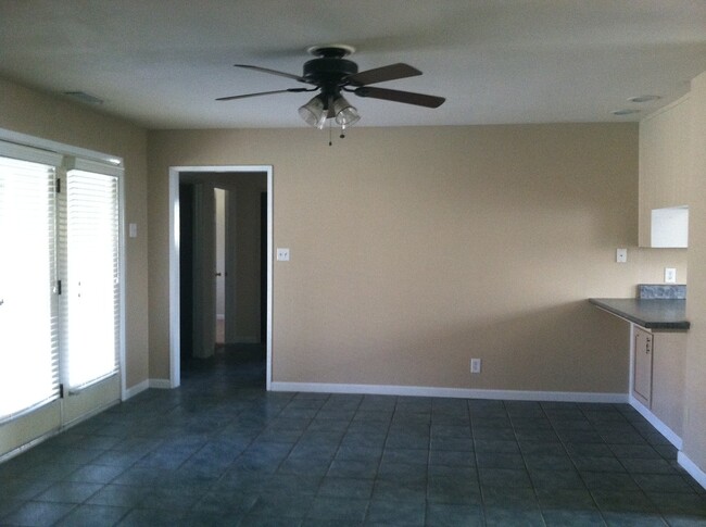 Foto del edificio - 3 Bedroom Home in Northwest Visalia off of...