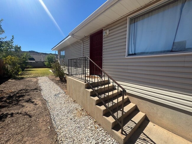 Building Photo - 580 S 100 E