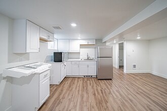 Building Photo - 303 W 20th St