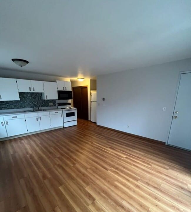 Building Photo - 708 W Lincoln Ave