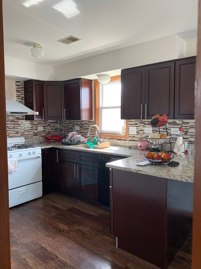 Kitchen - 2838 W 36th Plz