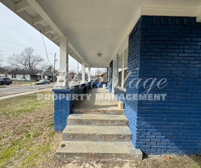 Building Photo - Newly Renovated Home in Hyde Park