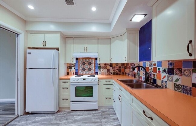 Foto del edificio - Updated 1-Bedroom Condo with Garage, Pool & Patio in Prime Fullerton Location