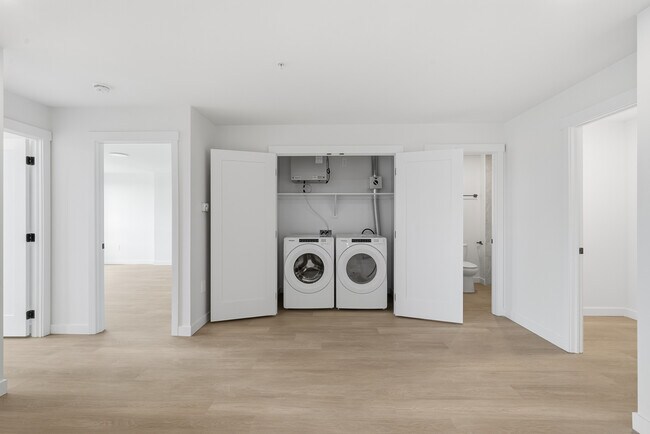 Photo du bâtiment - 2 Bedroom + Den  & 3 Bedroom Apartment