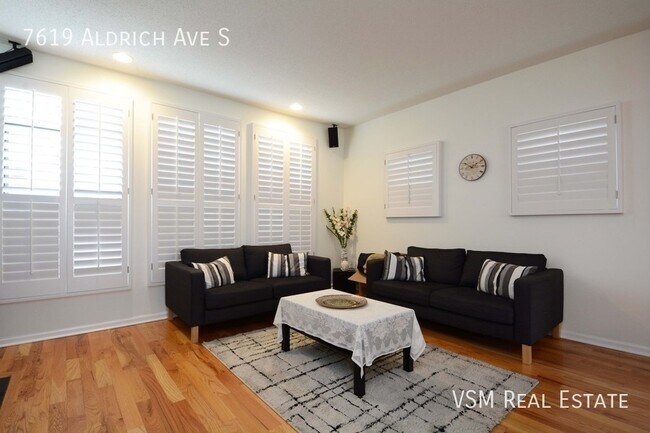 Building Photo - PERFECT CENTRAL LOCATION NEAR FOOD, SHOPS,...