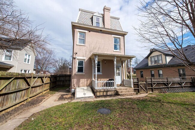 Foto del edificio - 1743 Compton Rd