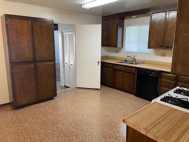 Building Photo - North Redding 3 Bedroom