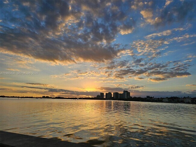 Foto del edificio - 3 Grove Isle Dr