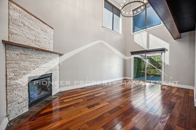 Building Photo - Spacious 5-Bedroom Home with Luxury Featur...