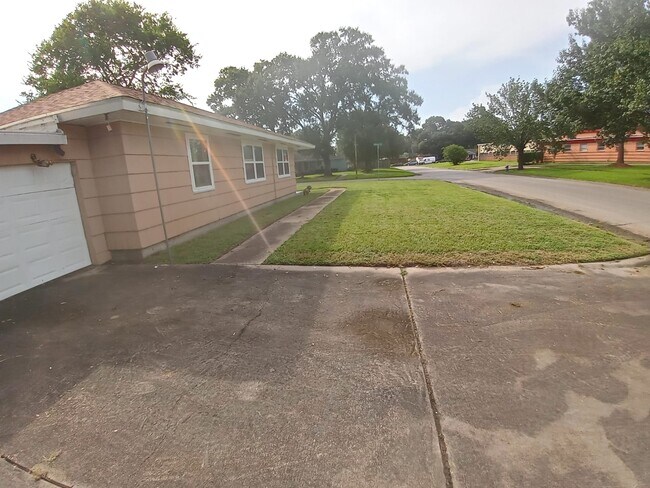 Building Photo - 6642 Heron Dr