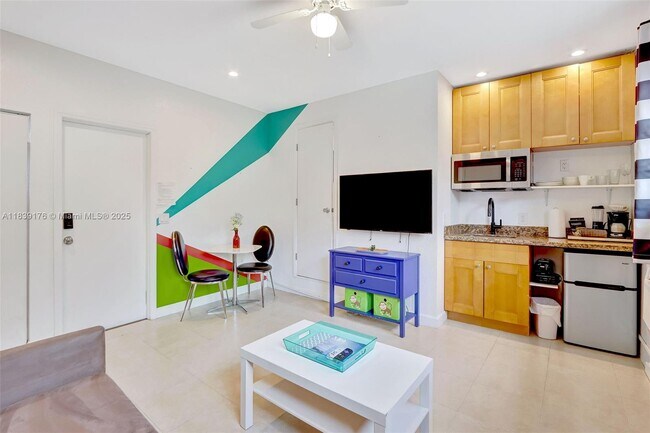 Building Photo - 320 Hendricks Isle