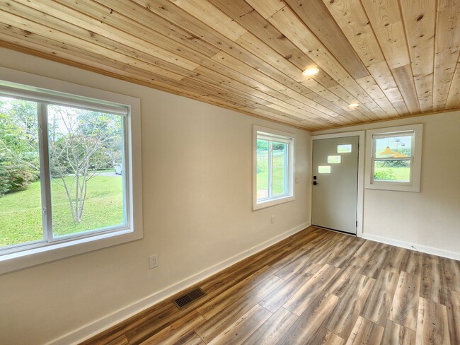 Building Photo - Black Mountain Rental!