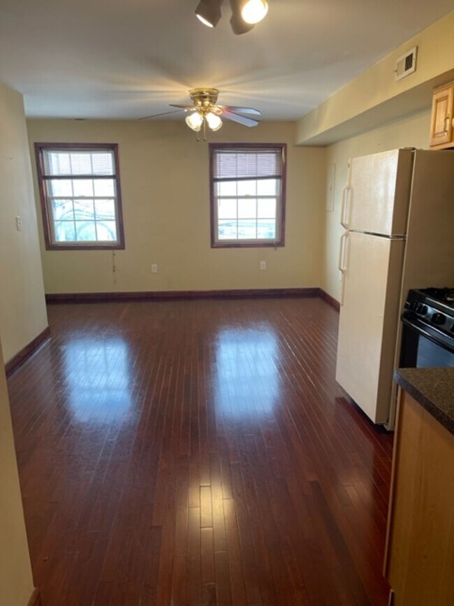 Building Photo - Terrific 2 bedroom in Graduate Hospital wi...
