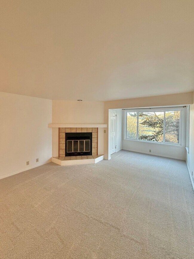 Foto del edificio - Spacious 2-Bedroom Maple Leaf Condo