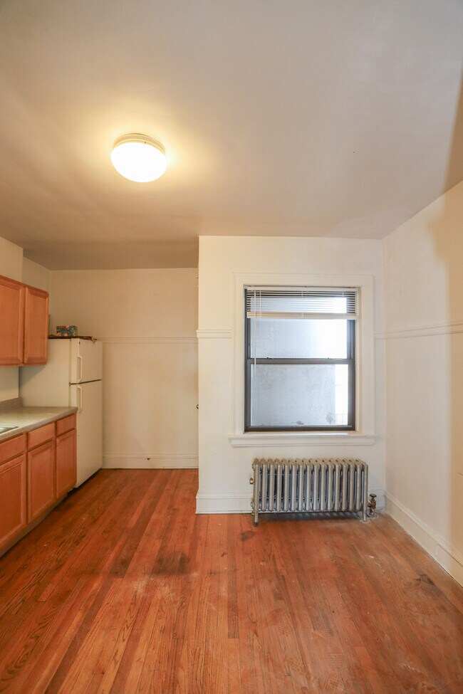 Building Photo - 2402 W Lunt Ave