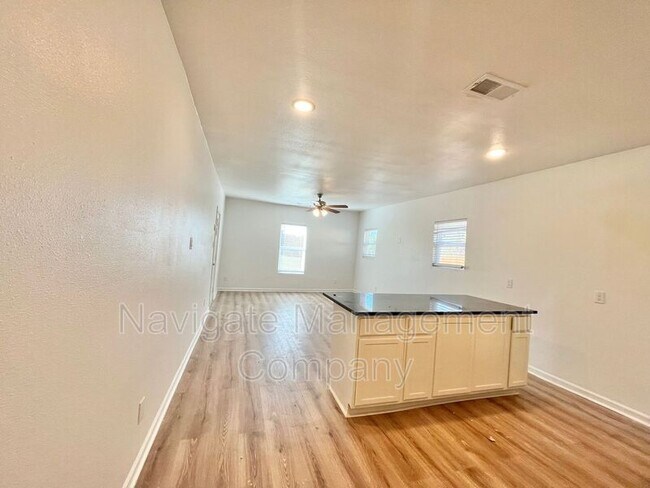 Building Photo - 2825 Meadowbrook Dr