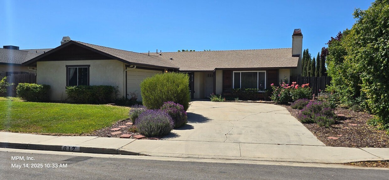 Foto principal - 4 Bedroom 2 bath home with 2 car garage, y...
