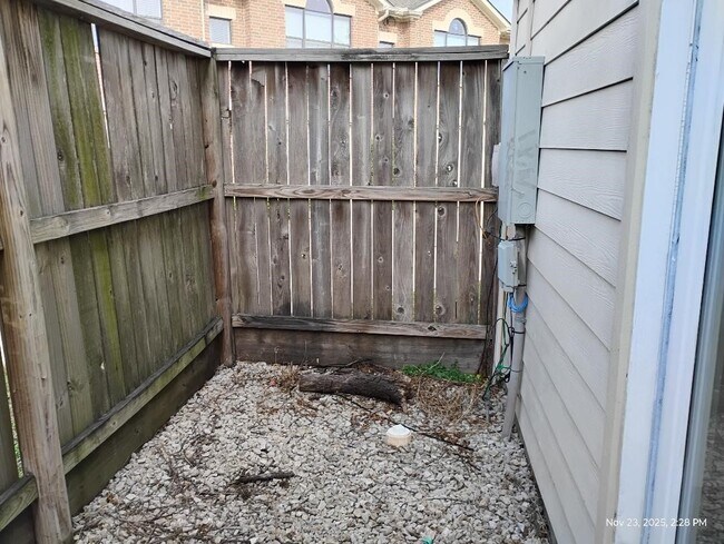 Building Photo - 5941 S Loop E