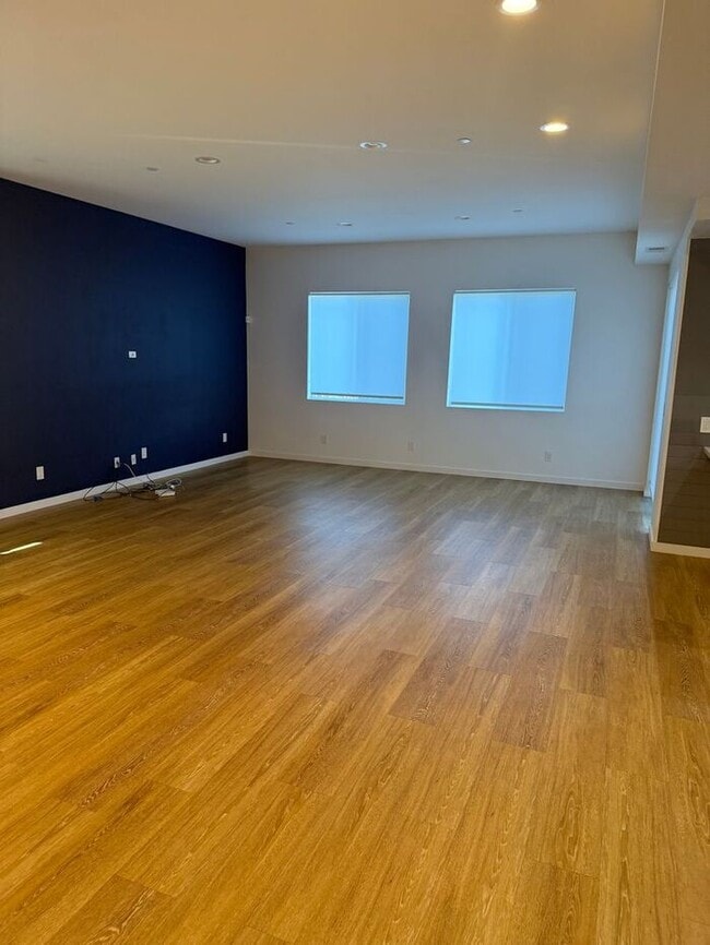 Building Photo - Stunning 4-bedroom, 3-bathroom home