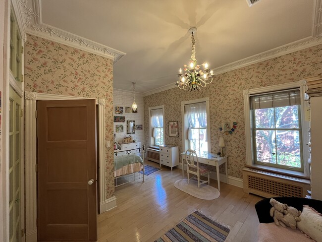 Foto del edificio - Very Grand Brownstone Triplex