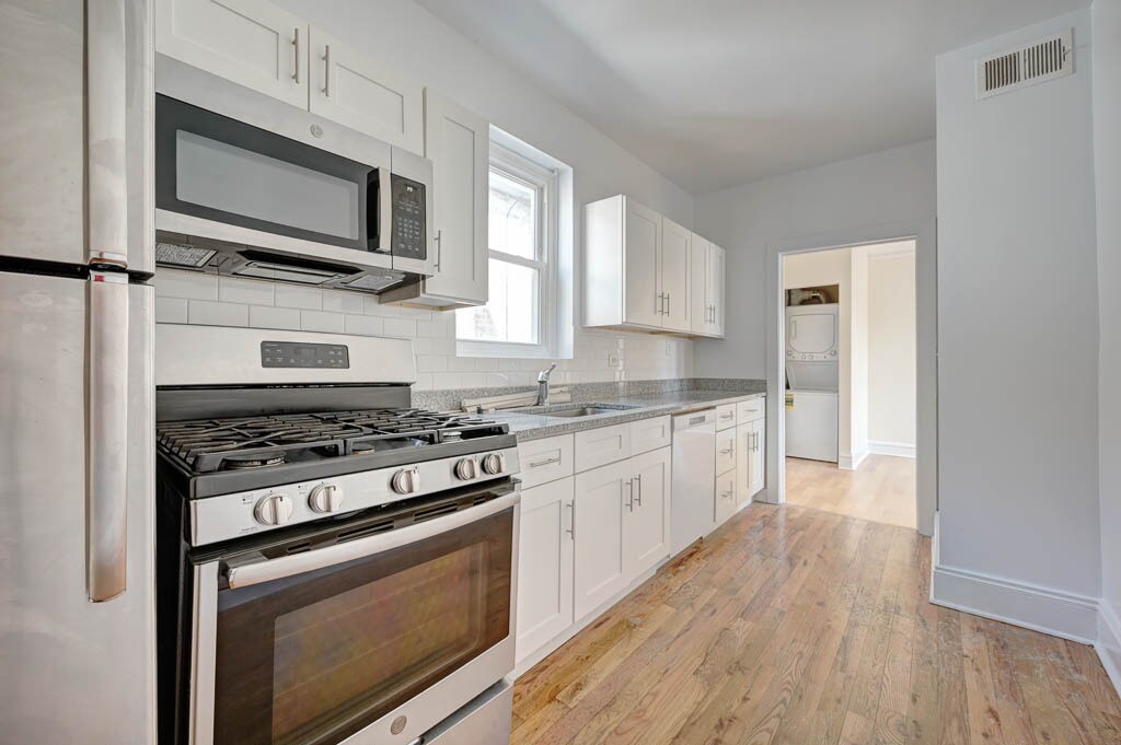 Foto principal - 3535 W Fullerton Ave