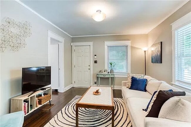 Building Photo - Charming West Plaza Bungalow