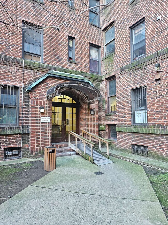 Foto del edificio - 42-20 Kissena Blvd