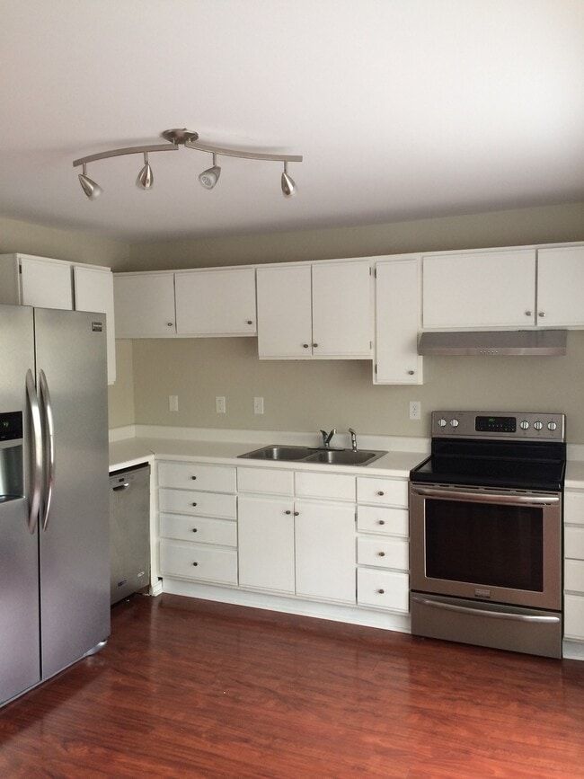 Building Photo - 10 Beehive Dr