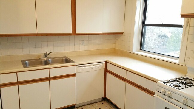 Building Photo - 710 Seward St