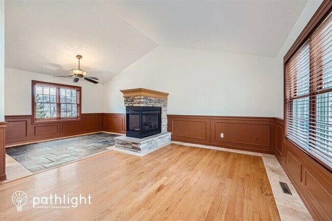 Foto del edificio - 9401 White Oaks Trail, Champlin, MN, 55316
